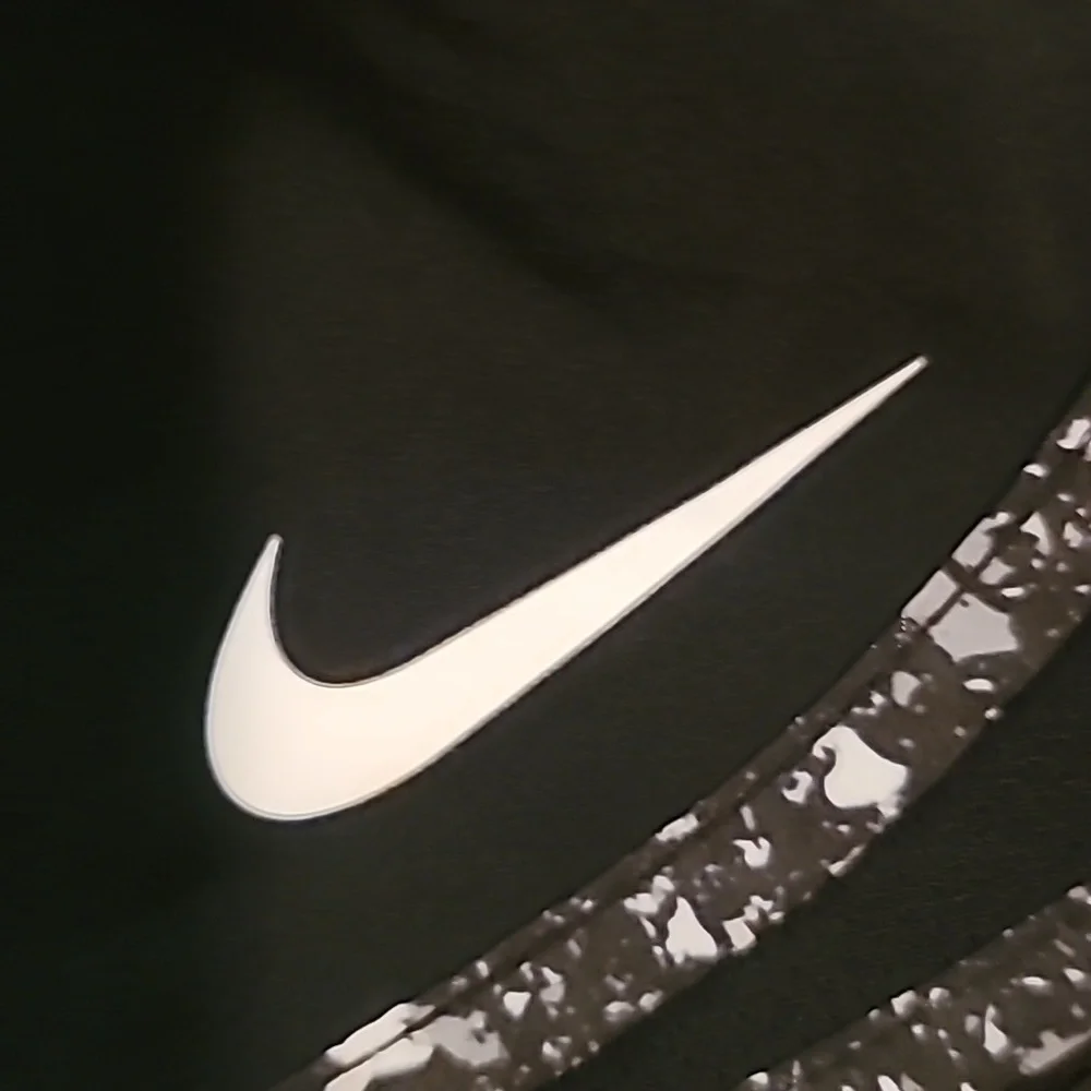 STUNNING NIKE TEMPO DRIFIT RUNNING SHORTS CURVED HEM WITH MESH - Picture 5 of 9